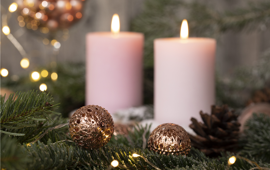 Kerzen mit Weihnachtsgedeck
